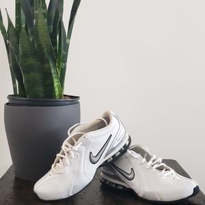 Mens size 10 Nike REAX Cross Trainers in white